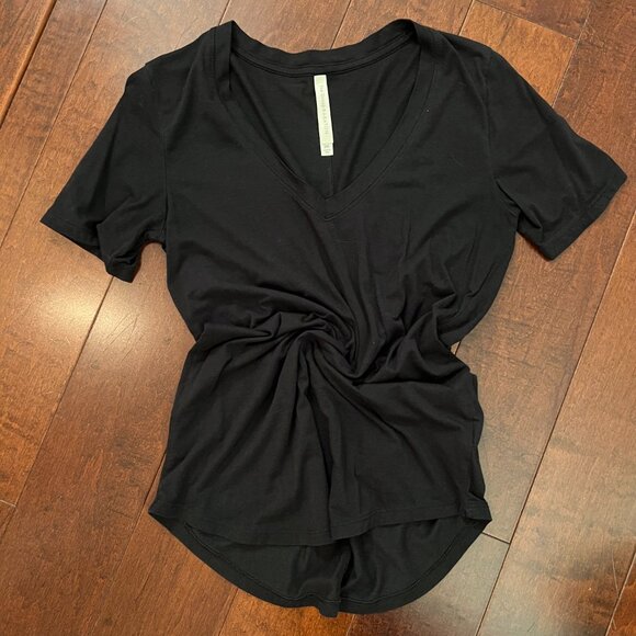 Aritzia Tops - Aritzia - THE GROUP by Babaton - Classic V-Neck Black Tee - 2XS/XXS